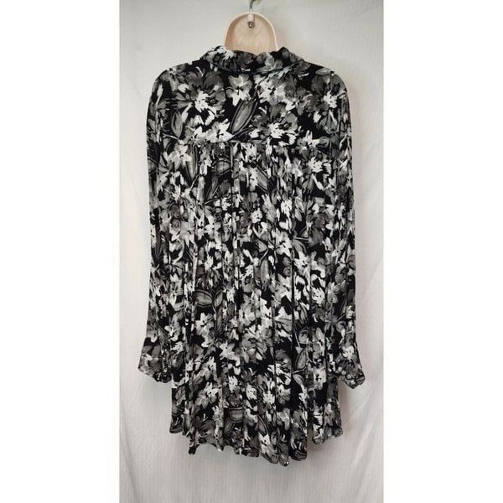 Black and White Floral Blouse - Picture 4 of 4